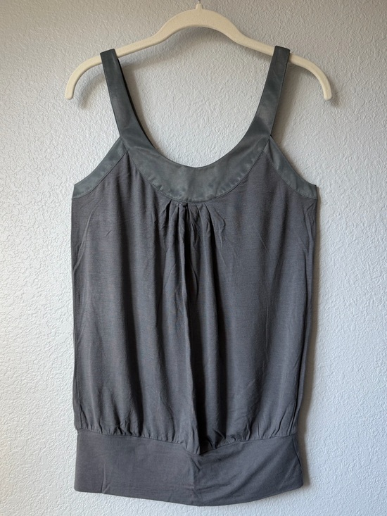 Forever 21 Tops - Forever 21 Vintage Scoop Neck Tank with Satin Accent, EUC. Size Small. Y2K